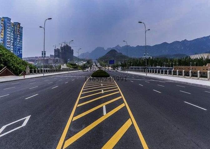 鎮(zhèn)江道路劃線，鎮(zhèn)江道路劃線施工單位？飛揚(yáng)市政專業(yè)可靠！